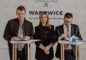W czwartek Piotr Gancarczyk i radna Dorota Balak oraz burmistrz Bartosz Kaliński podpisali umowę na budowe szóstego w tej kadencji parkingu z darmowymi miejscami postojowymi