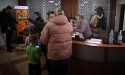 Ukraińcy docierają na dworzec w Krakowie i szukają schronienia w całej Europie