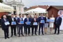 Przed wyborami samorządowców z powiatu wadowickiego obdzielono czekami na 24 miliony złotych
