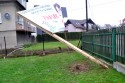 W Jaroszowicach ktoś wyrwał z ziemi konstrukcję, na której przymocowany był baner wyborczy