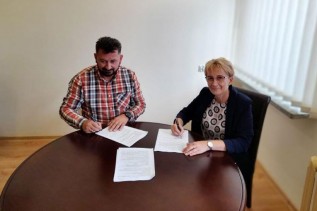 W dniu 9 sierpnia 2021 roku Wójt Gminy Mucharz podpisała umowę z wykonawcą; Paweł Oleksy Przedsiębiorstwo Robót Budowlanych „OLEXBUD"