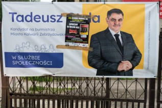 Zniszczony baner Tadeusza Steli