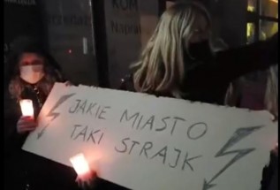Strajk Kobiet dotarł do Kalwarii Zebrzydowskiej. Nie było "Wypier...", zamiast tego śpiewali Rotę