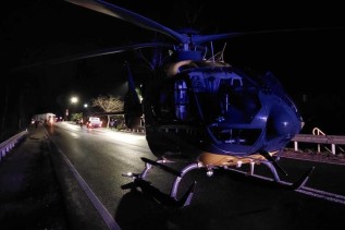 Helikopter ratunkowy na drodze w nocy