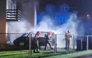 Pożar na osiedlu w Wadowicach. Strażacy zgasili płonący samochód