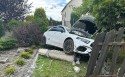 Groźna kraksa w Witanowicach. Rozpędzony Mercedes wylądował w ogródku