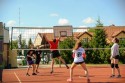 Młodzież grająca w siatkówkę