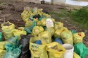 Kilkaset worków wypełnionych odpadami na brzegu Jeziora Mucharskiego. Znowu sprzątali