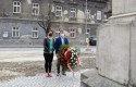 Burmistrz Bartosz Kaliński z żoną Katarzyną złożyli hołd poległym pod pomnikiem  &quot;dwunastaków&quot;