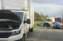 Wypadek drogowy w Chełmku uszkodzony samochód renault oraz dostawczy w tle karetka i wóz strażacki