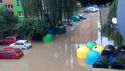 Woda z Choczenki zalała parkingi na osiedlu XX - lecia w Wadowicach