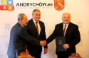 Burmistrzowie Tomasz Żak, Mirosław Wasztyl i prezes MMI Stanisław Zdrojewski podpisali w środę umowę