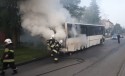 Gęsty dym na ulicach w Kalwarii. W ogniu stanął autobus