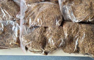 Nielegalny tytoń na targu w Wadowicach. Policjanci skonfiskowali 14 kilogramów towaru
