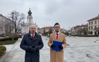 Posłowie PiS do wyborców na rynku w Wadowicach: "Nie możemy stać się niewolnikami"