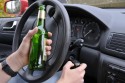 Co za idiotyczny pomysł! Kierowca w BMW pił piwo podczas jazdy i robił relację live w Internecie