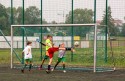 Młodzież gra w piłkę na Orliku