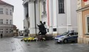 Policja dzień i noc pilnuje pomnika Jana Pawła II w Wadowicach. Tylko po co?