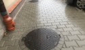 Ktoś w Wadowicach wpadł na idiotyczny pomysł! Pustoszy ulice z włazów kanalizacyjnych