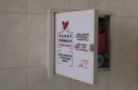 Zacna inicjatywa w Wadowicach. W budynku MOPS zamontowano szafkę z podpaskami