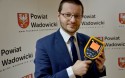 Starosta Bartosz Kaliński prezentuje kamerę termowizyjną