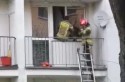 Strażacy dostali się do mieszkanie przez okno