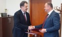 Dziekan Politechniki Krakowskiej  Stanisław Rybicki i dyrektor liceum Piotr Janusiewicz podpisali umowę o współpracy 