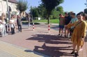 Nauczyciele i dzieci stojące przy przejsciu dla pieszych