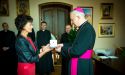 Burmistrz przekazała arcybiskupowi medal upamiętniający uroczystości kanonizacji św. Jana Pawła II, który został wybity w tym roku przez Urząd Miasta