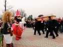 Lew i Lajkonik, maskotki Garbarni i Cracovii, oddały na pogrzebie cześć panu Stanisławowi z Brzeźnicy, który przez 17 lat wcielał się w Wiślackiego Smoka