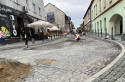 Ulica Mickiewicza w Wadowicach. Trwa naprawa kostki brukowej