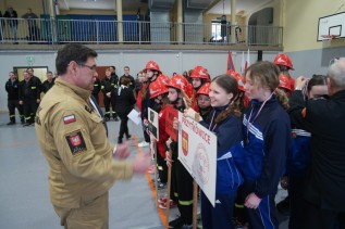 Młodzieżowa drużyna pożarnicza z szefem straży pożarnej w Wadowicach
