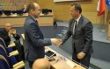 Ustępujący z funkcji Marek Sowa pogratulował nowemu marszałkowi Jackowi Krupie wyboru 