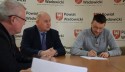 Starosta wadowicki Bartosz Kalińskipodpisał umowę na wykonanie nowej siedziby archiwum i Rady Powiatu