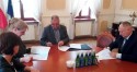 Burmistrz Andrychowa Tomasz Żak podpisał umowę na odbiór śmieci