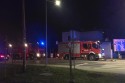 Wozy strażackie pod budynkiem na ul. Konstytucji 3 Maja w Wadowicach