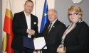 Burmistrz Augoustyn Ormanty, Bożena Mróz-Tumidajska i Grzegorz Lipiec po podpisaniu umowy na dotację dla Kalwarii Zebrzydowskiej