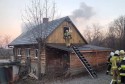 Niebezpieczna pobudka w jednym z domów w Skawinkach. Ogień pojawił się na poddaszu