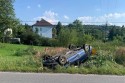 Poważny wypadek w Stroniu. Dwie osoby ranne po dachowaniu auta