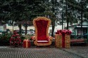 Wielki fotel dla Świętego Mikołaja na rynku w Kalwarii Zebrzydowskiej