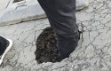 Uwaga! Na styku ulic Klasztornej i Bernardyńskiej w Gmina Kalwaria Zebrzydowska powstała bardzo duża dziura w asfalcie! - poinformował mieszkaniec