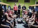 Koszykarze z Kielc świętują zwycięstwo w szatni Skawy 