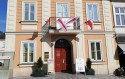 Nad głównym wejściem do muzeum zawisły historyczne białoruskie flagi