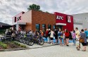 Restauracja KFC w Wadowicach już otwarta. Gości nie brakuje, ustawili się w długiej kolejce