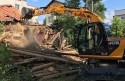 Krzywy domek w Kalwarii Zerzydowskiej już zburzony. Szybko poszło