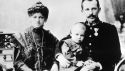 Zdjęcie rodzinne małego Karola z rodzicami Emilią i Karolem seniorem