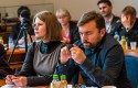 Burmistrz Mateusz Klinowski i jego zastępca Ewa Całus przyznali w środę przed radą, że planują znaleźć oszczędności w szkołach m.in. przez zwiększenie liczby uczniów w klasach