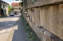 Mur na ulicy Szpitalnej w Wadowicach grozi zawaleniem. Czy właściciel coś z tym zrobi?