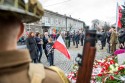 Wielu mieszkańców Wadowic przyszło pod pomnik, by wziąć udział w patriotycznym święcie