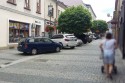 Ulica Zatorska w Wadowicach wypełniona samochodami